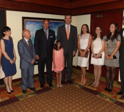 Fotografía de grupo de Su Alteza Real el Príncipe de Asturias con la familia del Presidente electo de la República de Costa Rica, Luis Guillermo Solís